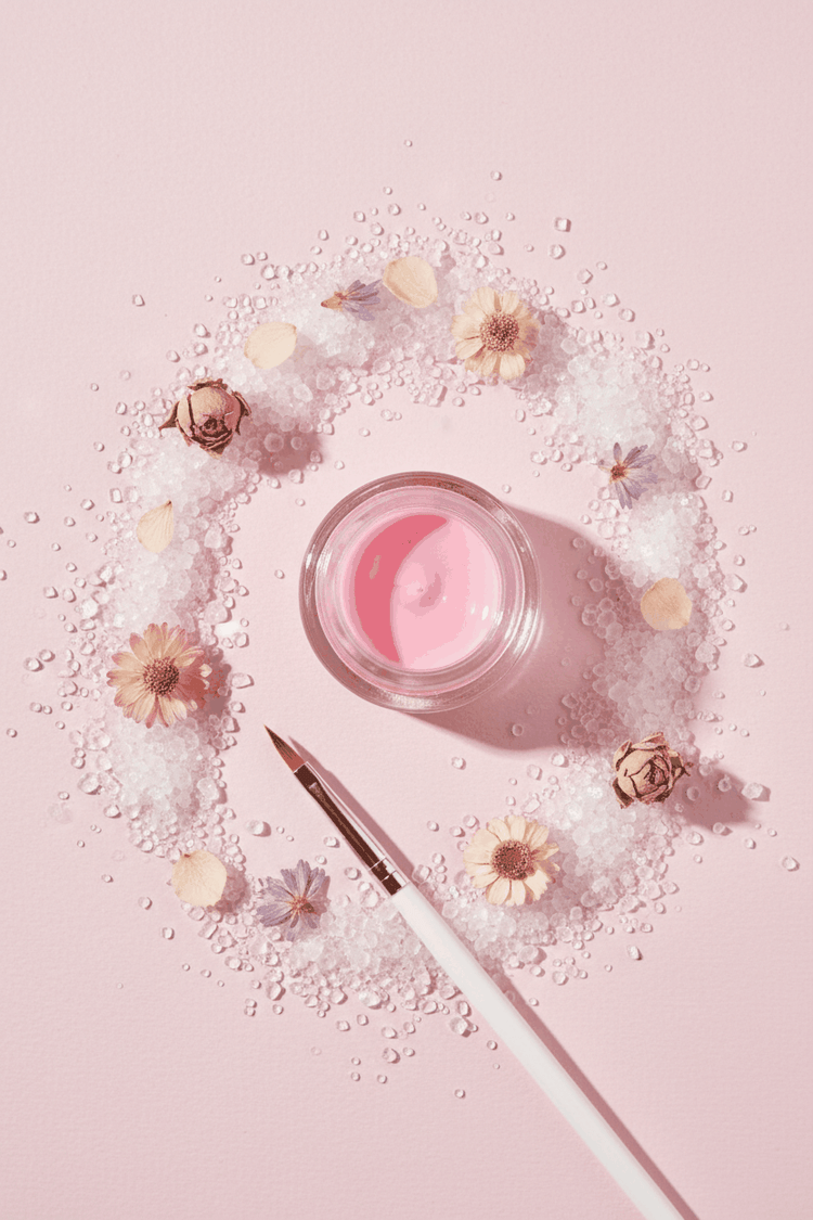 Gel UV LED rosa caramella lifestyle flat lay pastello con cristalli e fiori