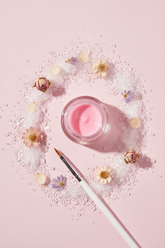 Gel UV LED rosa caramella lifestyle flat lay pastello con cristalli e fiori
